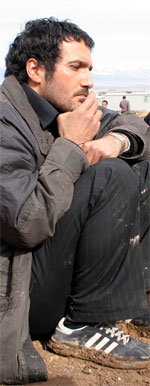 محمدرضا فروتن در نمایی از فیلم «به‌آهستگی»